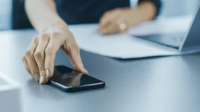 কখন ফোন হাতে নিচ্ছেন